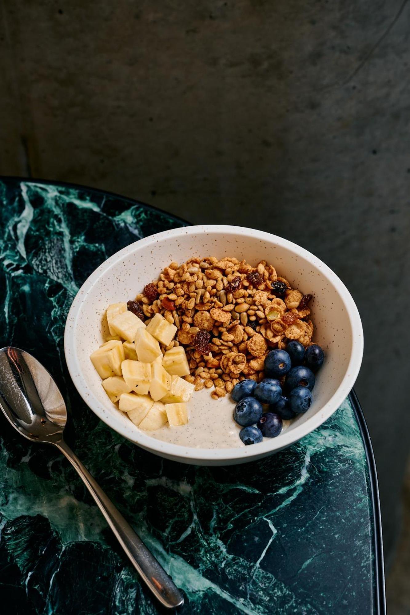 Отель Qt Мельбурн Экстерьер фото Müsli with fruit and yoghurt